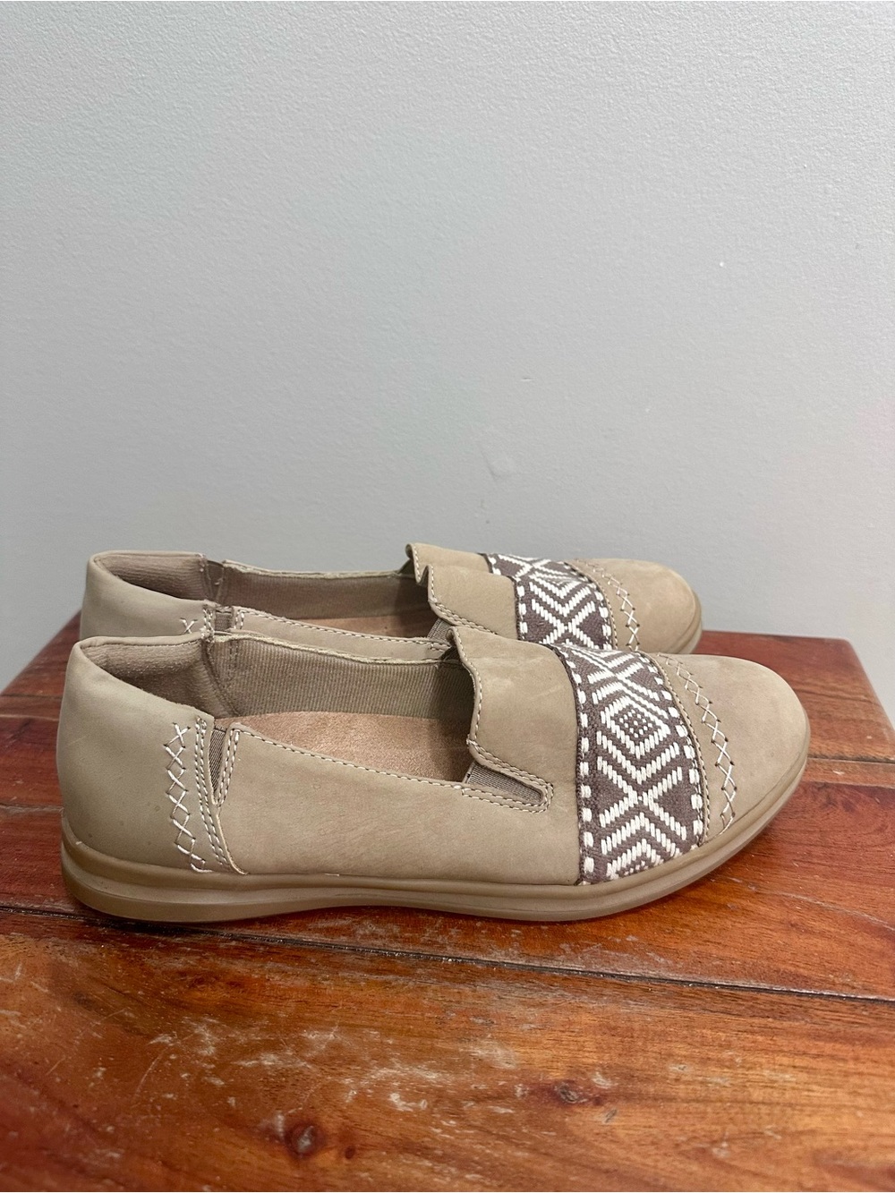 Earth Origins Bailey Embroidered Nubuck Slip Ons Size 10
